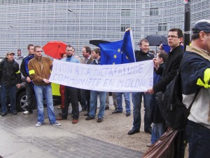Manifestatie de protesc contra represaliilor violente a protestatarilor pasnici de la Chisinau, 8 aprilie 2009, in fata Consiliului Uniunii Europene, Comunitatea Basarabenilor din Belgia